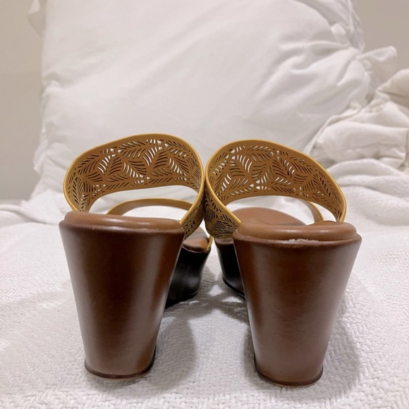 NWT Italian shoemakers, size 9 wedges - Picture 3 of 5